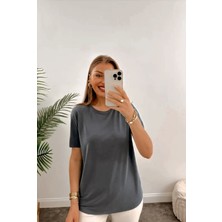 Unique Style Marka Dökümlü Tam Kalıp Rahat Kumaş Basic Tişört