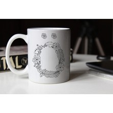 Azresa Özel Tasarım Siyah-Beyaz Çiçekli Ö Harfi Baskılı Porselen Kupa Tfs