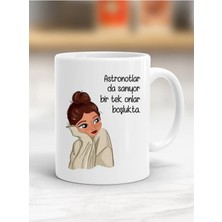 Azresa Beyaz Astronotlarda Sanıyor Birtek Onlar Boşlukta Kupa Bardak