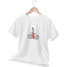 Qoeuyl Boutique 'şehirde Bir Gün' Bisikletli Kız Baskılı Beyaz Kadın T-Shirt