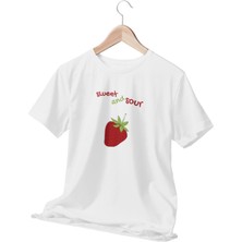 Qoeuyl Boutique Sweet And Sour Çilek Baskılı Beyaz Kadın T-Shirt
