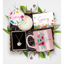 Ejoya Kişiye Özel Çiçek Tasarım Kupa & Mum & Kişiye Özel Isimli Pembe Papatya Kolye Hediye Kutusu 113179