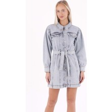 Richmost Önü Dekoratif Cepli ve Kuşaklı Balon Kol Düğmeli Kadın Kısa Kot Elbise Karyıkama Açık Mavi Yazbahar