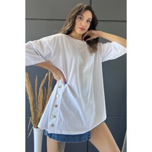 Julude Beyaz Yan Çıtçıtlı Oversize Tişört P-00010234