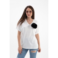 Wpr V Yaka Broş Gül Detaylı T-Shirt - Siyah