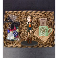 Ejoya Kişiye Özel Karikatür Biblo & Türk Kahvesi Fincanı & Dolgulu Çikolatalar Hediye Kutusu 112006