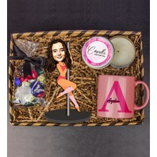 Ejoya Kişiye Özel Karikatür Biblo & Kupa & Mum & Dolgulu Çikolatalar Hediye Kutusu 112001