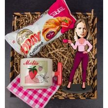 Ejoya Kişiye Özel Karikatür Biblo & Latte Kupa & Bardak Altlığı & Kruvasan Hediye Kutusu 112043