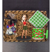 Ejoya Kişiye Özel Karikatür Biblo & Latte Fincanı & Bardak Altlığı & Dolgulu Çikolatalar Hediye Kutusu 112013