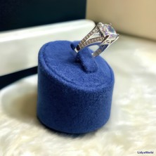 Lidya World Sky Diamond 3 .00 Ct Etrafı Taşlı Kare Baget Tek Taş Yüzük