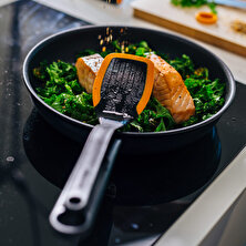 Fiskars Tava 28 cm + Spatula