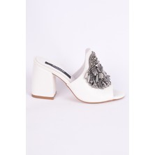 Kuum K1021249 Deri Ince Taban Yüksek Topuklu Önü Taş Aksesuarlı Beyaz Günlük Kadın Terlik