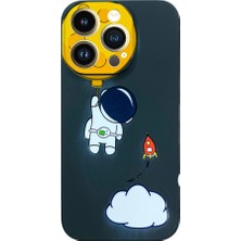 Bumudur Aksesuar iPhone 14 Pro Aydaki Astronot Siyah Silikon Kılıf