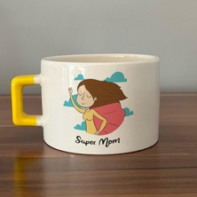 Mor Mürekkep Süper Mom Pelerin Baskılı Sarı Kulplu C Fincan