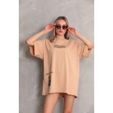 Tarz Yeri Unisex Bisiklet Yaka Baskılı Oversize T-Shirt - Bej