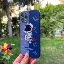 Bumudur Aksesuar iPhone 12 Pro Aydaki Astronot Lacivert Silikon Kılıf