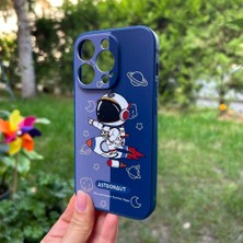 Bumudur Aksesuar iPhone 14 Pro Aydaki Astronot Lacivert Silikon Kılıf