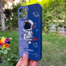 Bumudur Aksesuar iPhone 12 Pro Max Aydaki Astronot Lacivert Silikon Kılıf