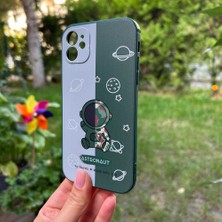 iPhone 11 Aydaki Astronot Yeşil Silikon Kılıf