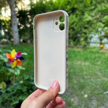 Bumudur Aksesuar iPhone 11 Aydaki Astronot Krem Silikon Kılıf