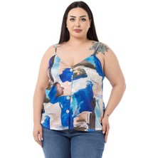 Disentis Modest Büyük Beden Ayarlanabilir Ince Askılı Önü Düğmeli Batik Desenli Mavi Bluz