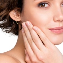 Altınöz Mücevherat Yüzeyi Lazer Desenli Şık Orta Boy Halka Sarı Altın Küpe