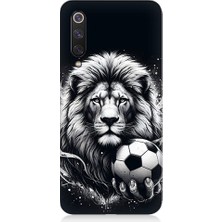 Teknomeg Xiaomi Mi 9 Se Uyumlu Siyah Beyaz Aslan ve Futbol Topu Desenli Silikon Kılıf