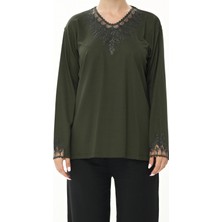 BURSPA Yaka ve Kol Ucu Tül Detaylı Taş Işlemeli Haki Anne Penye Bluz