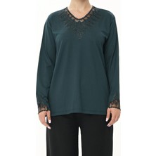 BURSPA Yaka ve Kol Ucu Tül Detaylı Taş Işlemeli Petrol Mavisi Anne Penye Bluz