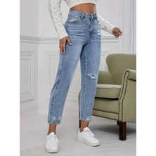 Pazarella Kadın Açık Mavi Yırtık Detaylı Mom Fit Jean / Kot Pantolon