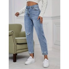 Pazarella Kadın Açık Mavi Yırtık Detaylı Mom Fit Jean / Kot Pantolon