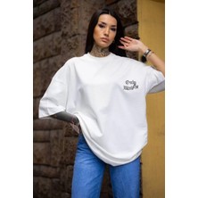 Tarz Yeri Unisex Bisiklet Yaka Baskılı Oversize T-Shirt - Beyaz