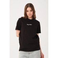 Owut Collection Kadın Yazı Baskı Detaylı Rahat Kesim T-Shirt