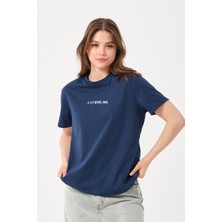 Owut Collection Kadın Just Strong Yazı Baskı Detaylı Rahat Kesim T-Shirt