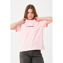 Owut Collection Kadın Just Strong Yazı Baskı Detaylı Rahat Kesim T-Shirt