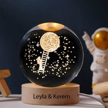 Keyfim Shop Kişiye Özel Büyük Boy Işıklı Ahşap Kaideli Aya Çıkan Astronot Temalı Cam Küre 8cm