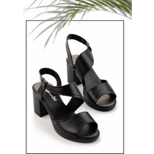 Bambi Siyah  Deri Kadın Klasik Topuklu Ayakkabı K05717007503