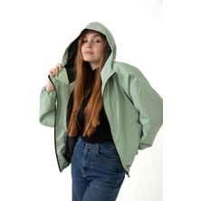 First Stops Kadın Su Yeşili Kapüşonlu Su ve Rüzgar Geçirmez Cepli Içi Astarlı Oversize Mevsimlik Yağmurluk