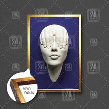 SML Tablo Gözleri Kapalı Mavi Duvardan Çıkan Heykel Çerçeveli Dikey Kanvas Tablo