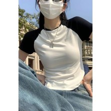 Köstebek Siyah Raglan Kollu Beyaz Basic Kısa Kollu Crop T-Shirt