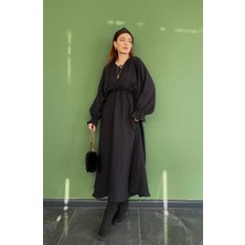 Çiğdem Sonkur Kol Ucu ve Beli Lastikli Siyah Maxi Boy Bisiklet Yaka Elbise