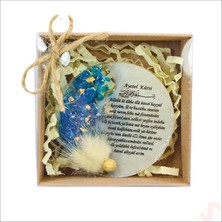 Süsle Bebek ve Parti Kutulu ve Süslü Mavi Taşlı 6,50 cm Epoksi Magnet - 1 Adet