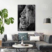 SML Tablo Birbirine Sarılan Aslan ve Kaplan Ailesi Dikey Kanvas Tablo