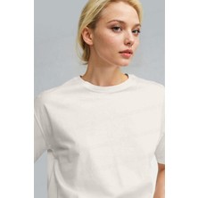 Teenage Millionaire Kadın Ekru Beyaz %100 Pamuk Nefes Alan Bisiklet Yaka Regular Fit Normal Kesim Baskisiz Basic T-Shirt