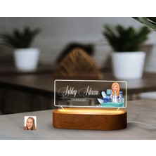 Bk Gift Kişiye Özel Isimli Eczacı Karikatürlü LED Işıklı Akrilik Masa Isimliği-6, Ofis Dekoru, Mesleki Hediye, Ofis Hediyeleri