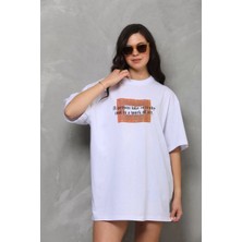 Tarz Yeri Unisex Bisiklet Yaka Baskılı Oversize T-Shirt - Beyaz