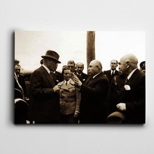 Dekolata Atatürk Dinlerken Kanvas Tablo