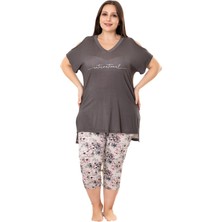 Quilling Füme Renk ve Çiçek Desenli V Yaka Lady 10705 Lady Büyük Beden Kapri Pamuk Pijama Takımı