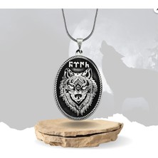 Takıfest Siyah Zeminli Kurt Motifli Göktürkçe Türk Yazılı Gümüş Kolye