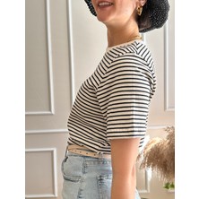 Nidi Store Beyaz Kırmızı Ince Çizgili Bisiklet Yaka T-Shirt
